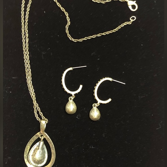 2 Piece Costume Jewelry Set - Picture 6 of 7